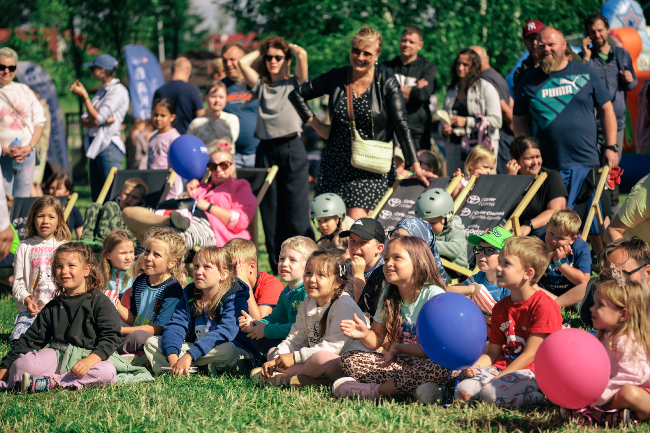 Zaangażowana publiczność podczas rodzinnego pikniku firmowego