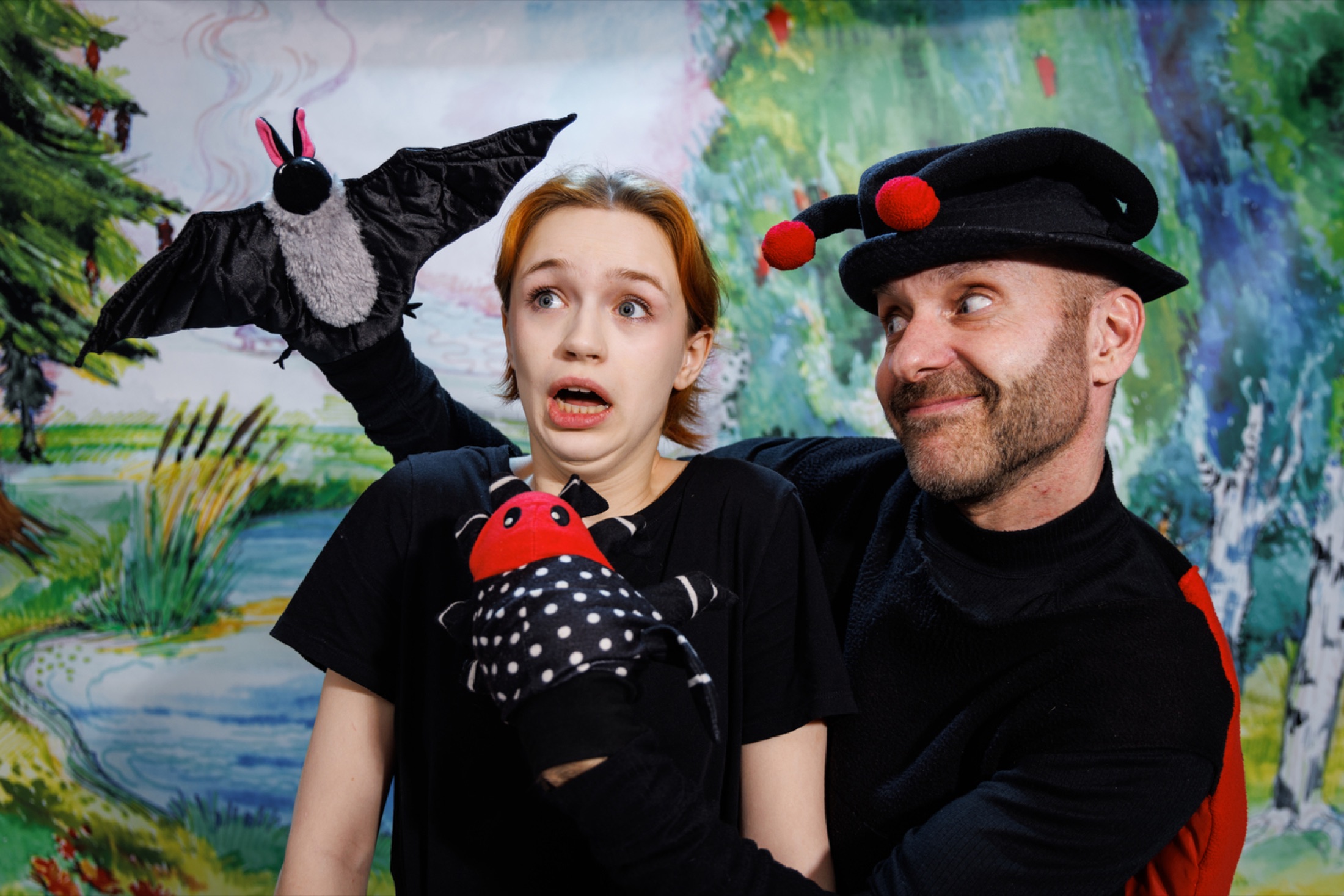 Aktorzy podczas spektaklu teatralnego Ratujmy las